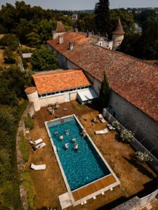 drone shot wedding pool party at chateau de maumont - photo au drone préparatifs mariage dans la piscine au Château de Maumont