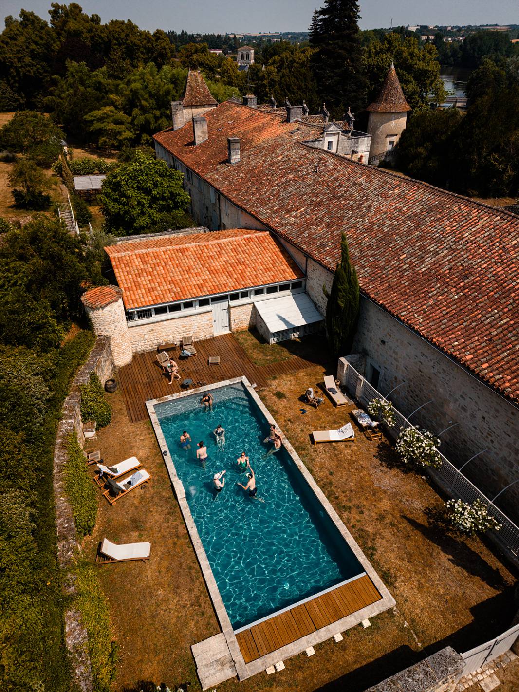 drone shot wedding pool party at chateau de maumont - photo au drone préparatifs mariage dans la piscine au Château de Maumont