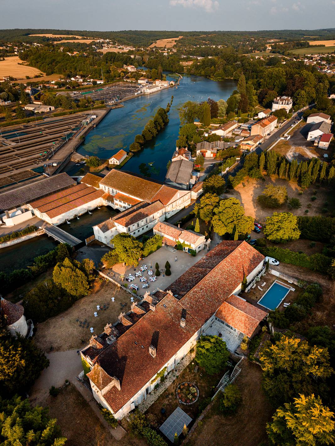 drone shot, open-air wedding dinner under the stars at chateau de maumont - photo au drone, repas de mariage à l'extérieur sou les étoiles au Château de Maumont