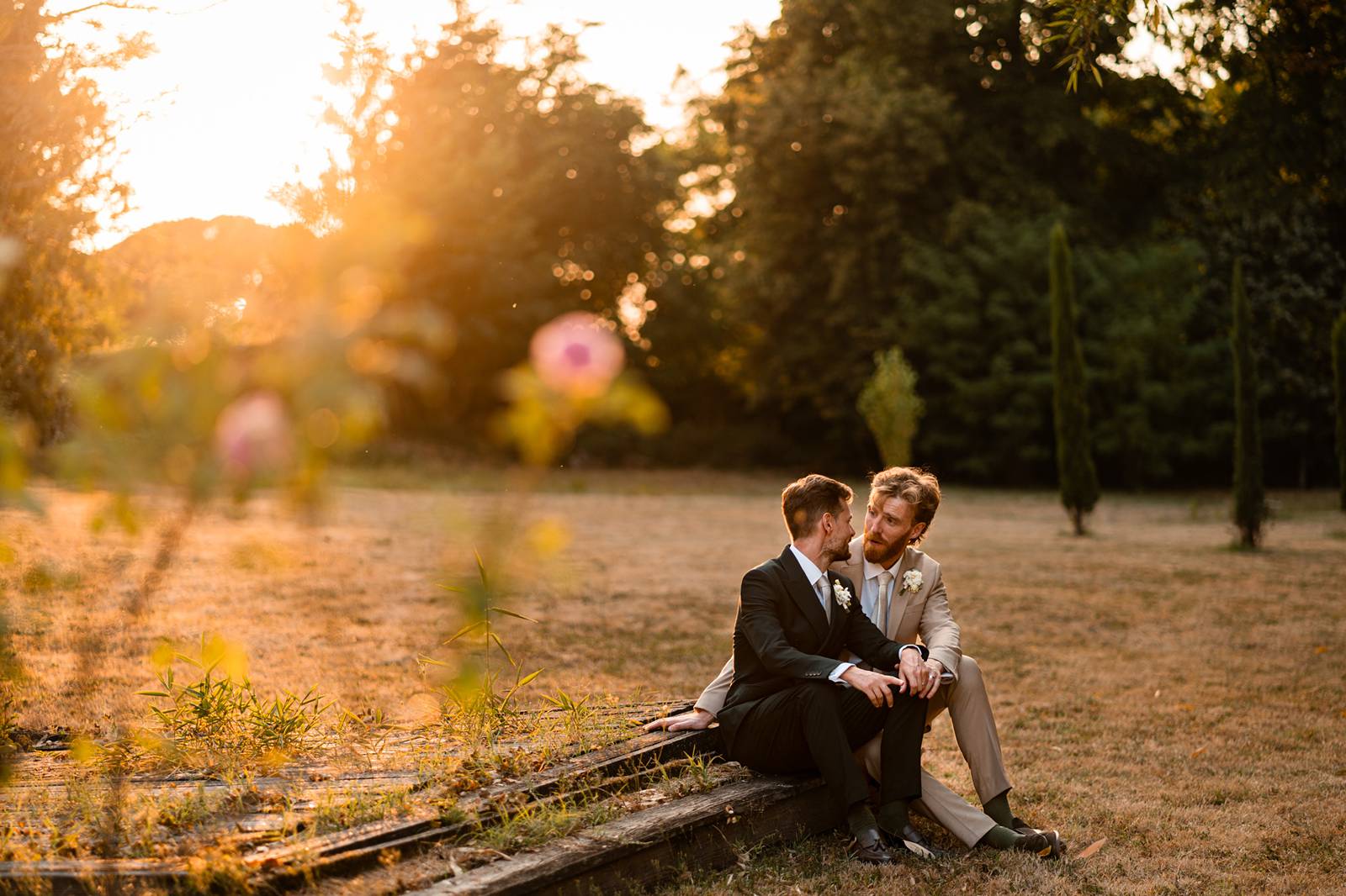 sunset wedding couple pictures at chateau de maumont - photos de couple mariage au coucher du soleil au Château de Maumont