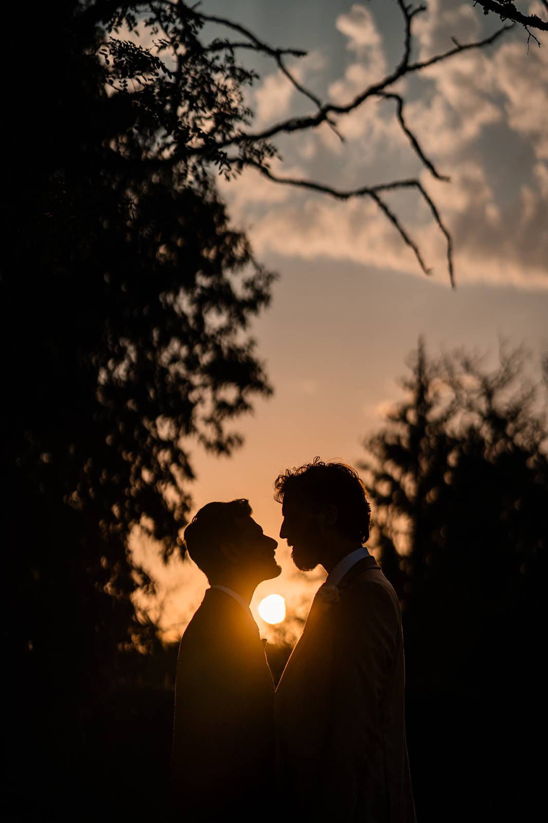 sunset wedding couple pictures at chateau de maumont - photos de couple mariage au coucher du soleil au Château de Maumont