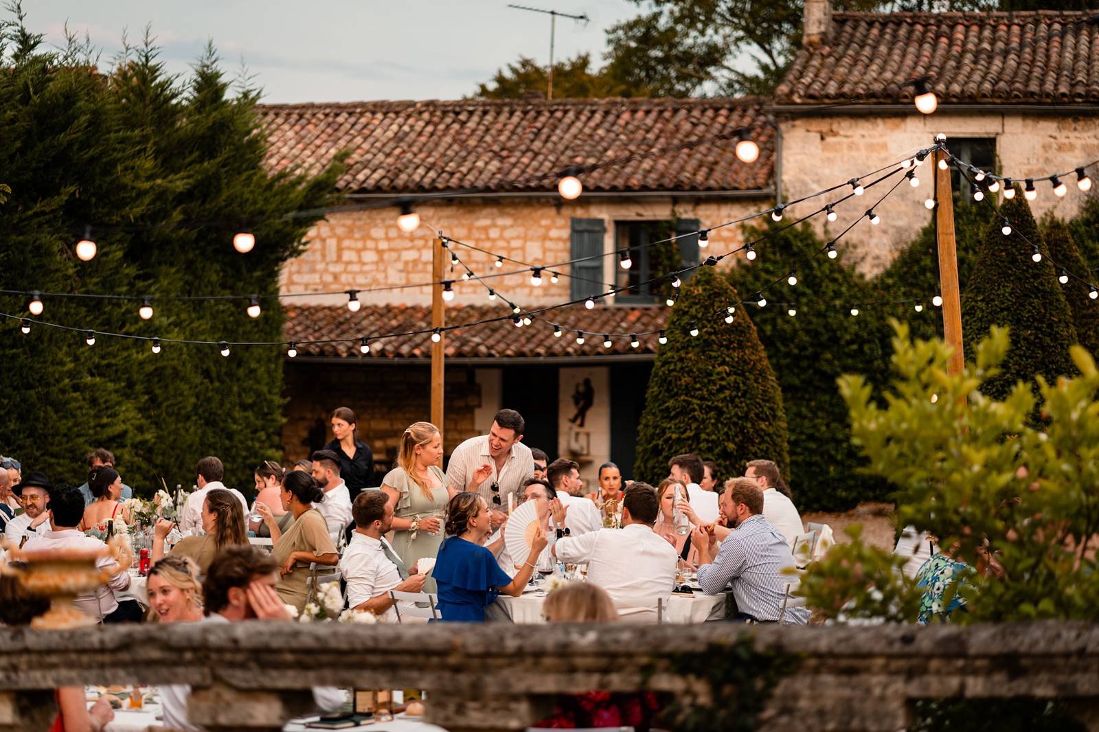 open-air wedding dinner under the stars at chateau de maumont - repas de mariage à l'extérieur sous les étoiles au Château de Maumont