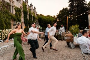 open-air wedding dinner under the stars at chateau de maumont - repas de mariage à l'extérieur sous les étoiles au Château de Maumont