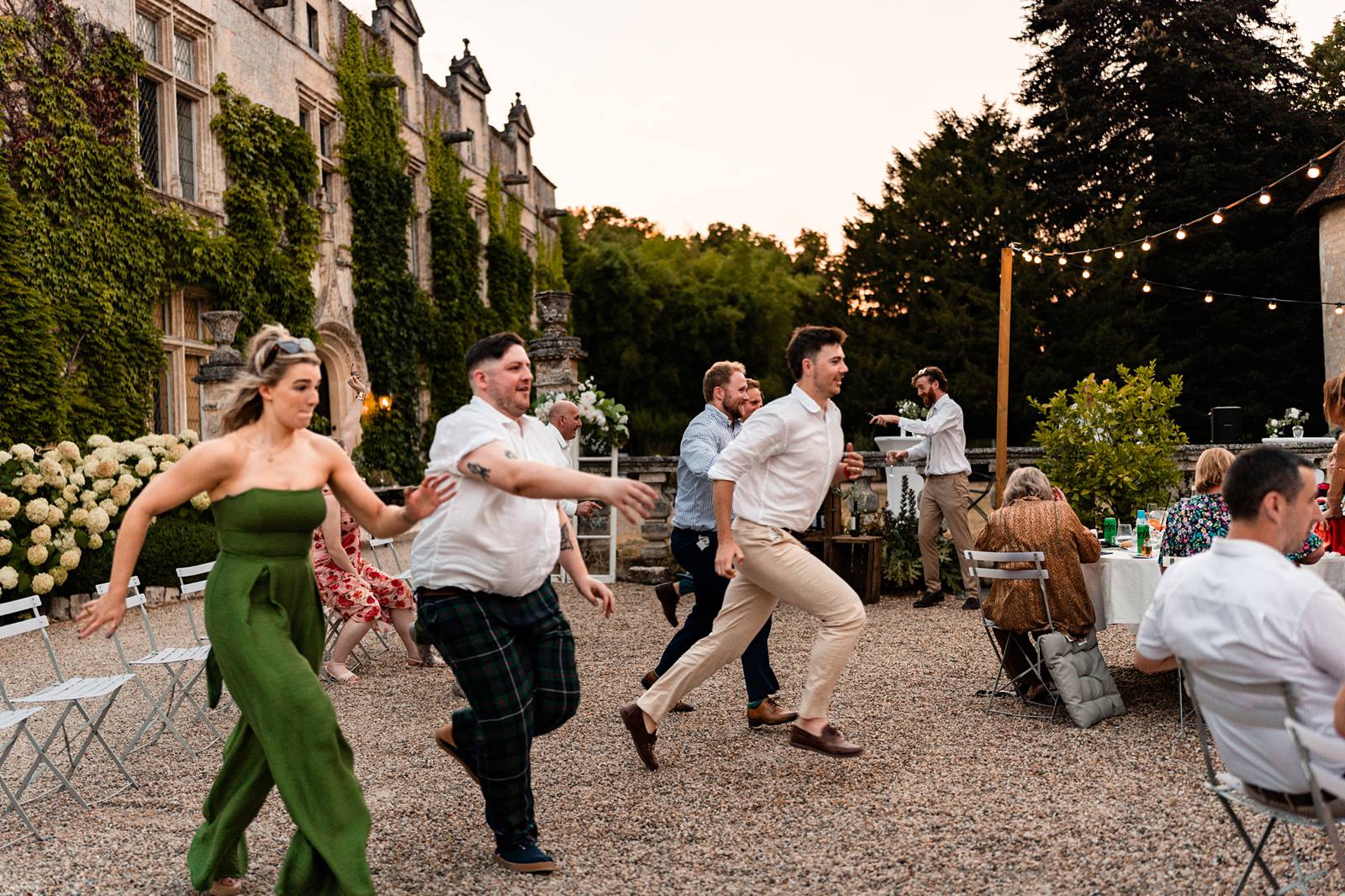 open-air wedding dinner under the stars at chateau de maumont - repas de mariage à l'extérieur sous les étoiles au Château de Maumont