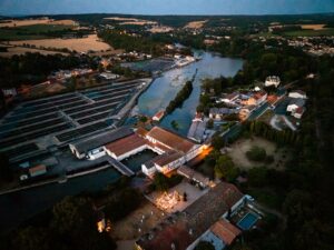drone shot, open-air wedding dinner under the stars at chateau de maumont - photo au drone, repas de mariage à l'extérieur sou les étoiles au Château de Maumont