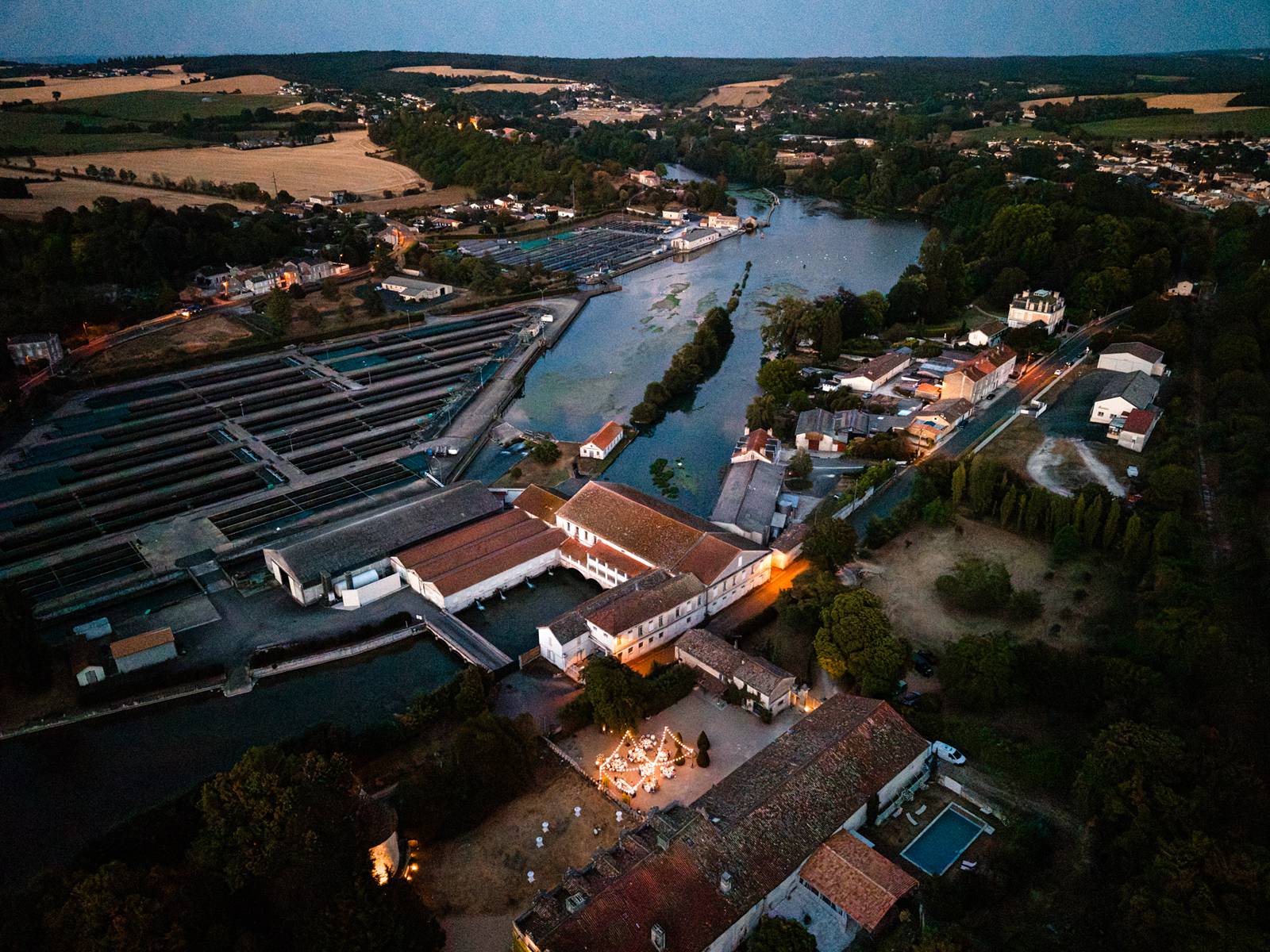 drone shot, open-air wedding dinner under the stars at chateau de maumont - photo au drone, repas de mariage à l'extérieur sou les étoiles au Château de Maumont