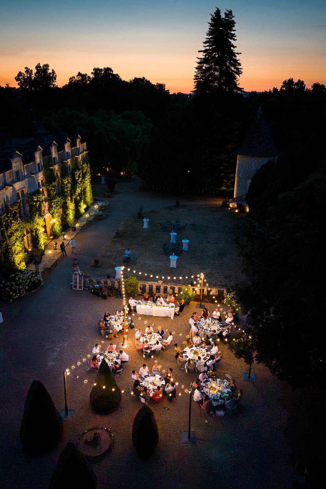 drone shot, open-air wedding dinner under the stars at chateau de maumont - photo au drone, repas de mariage à l'extérieur sou les étoiles au Château de Maumont