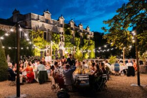 open-air wedding dinner under the stars at chateau de maumont - repas de mariage à l'extérieur sous les étoiles au Château de Maumont