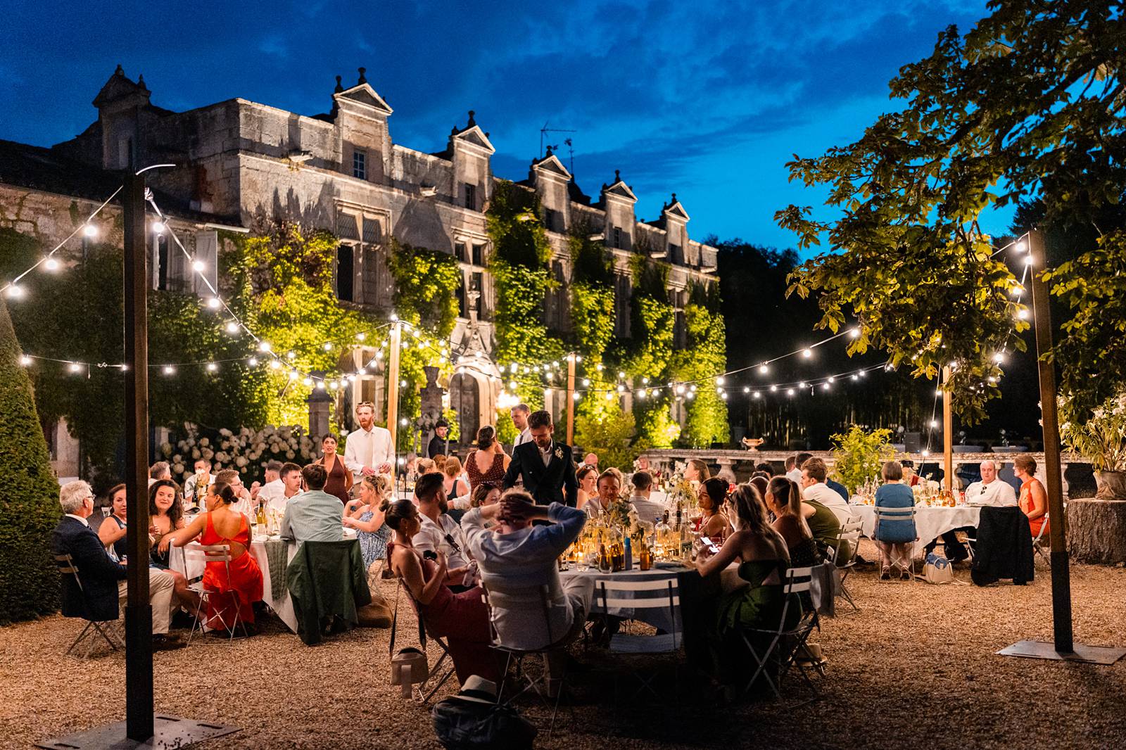 open-air wedding dinner under the stars at chateau de maumont - repas de mariage à l'extérieur sous les étoiles au Château de Maumont