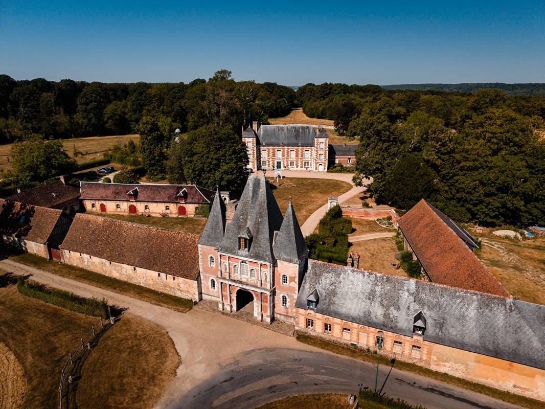 Drone shot of a jewish wedding at Château de Bonnemare