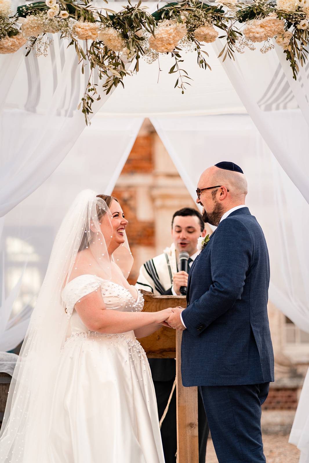 Jewish wedding giving of the rings at Château de Bonnemare.