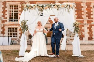 Jewish wedding breaking of the glass at Château de Bonnemare.