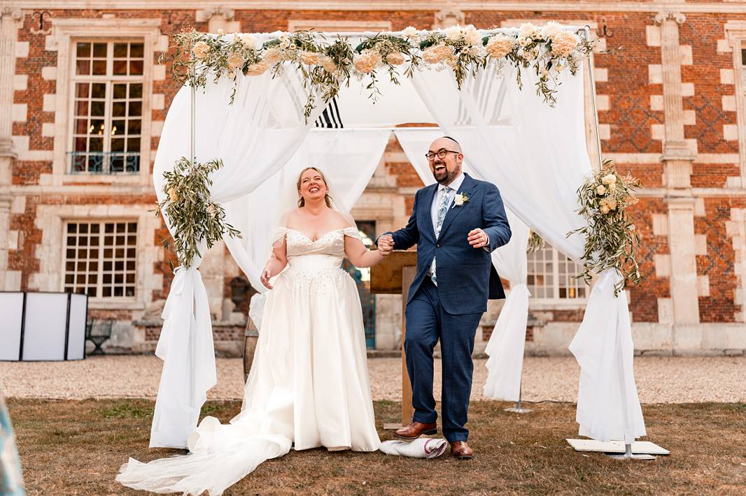 Jewish wedding breaking of the glass at Château de Bonnemare.