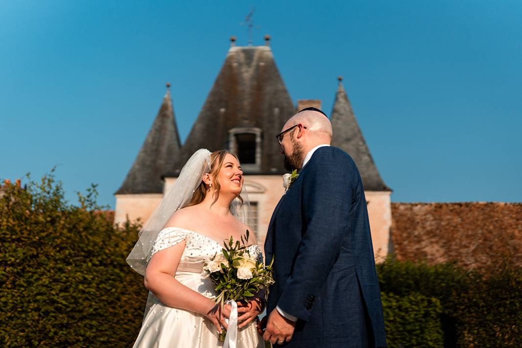 Jewish wedding couple pictures at Château de Bonnemare.