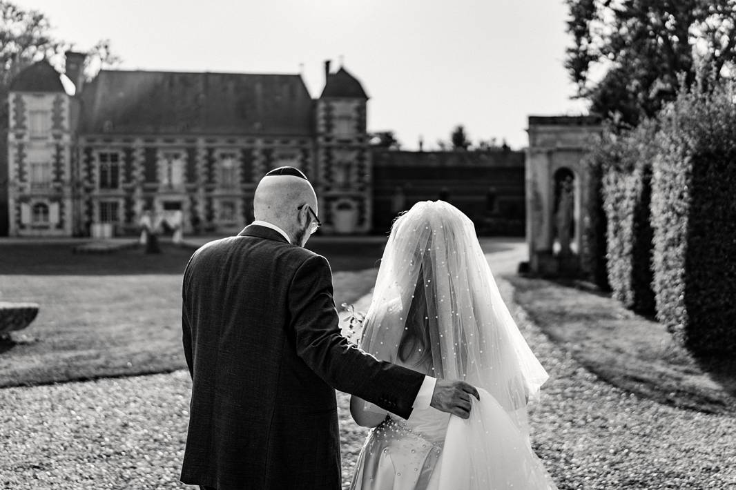 Jewish wedding couple pictures at Château de Bonnemare.