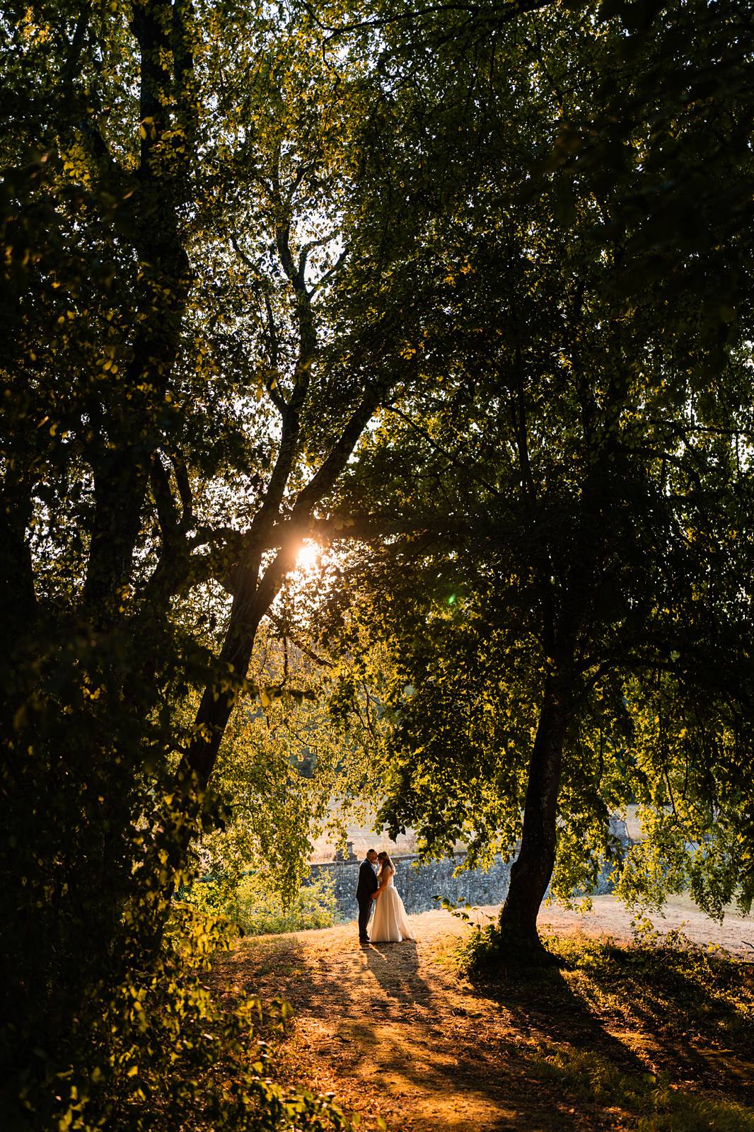 Jewish wedding couple pictures at sunset at Château de Bonnemare.