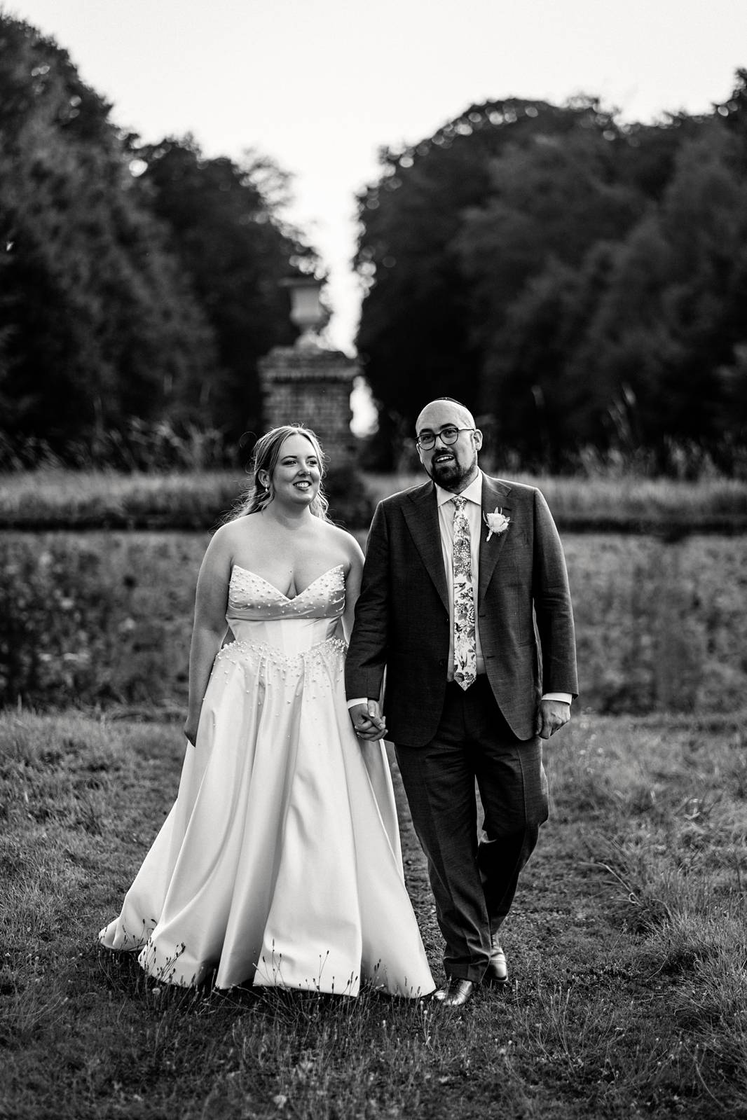 Jewish wedding couple pictures at sunset at Château de Bonnemare.