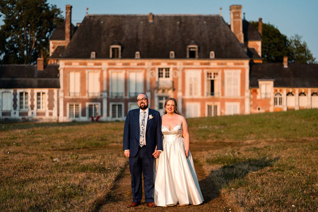 Jewish wedding couple pictures at sunset at Château de Bonnemare.