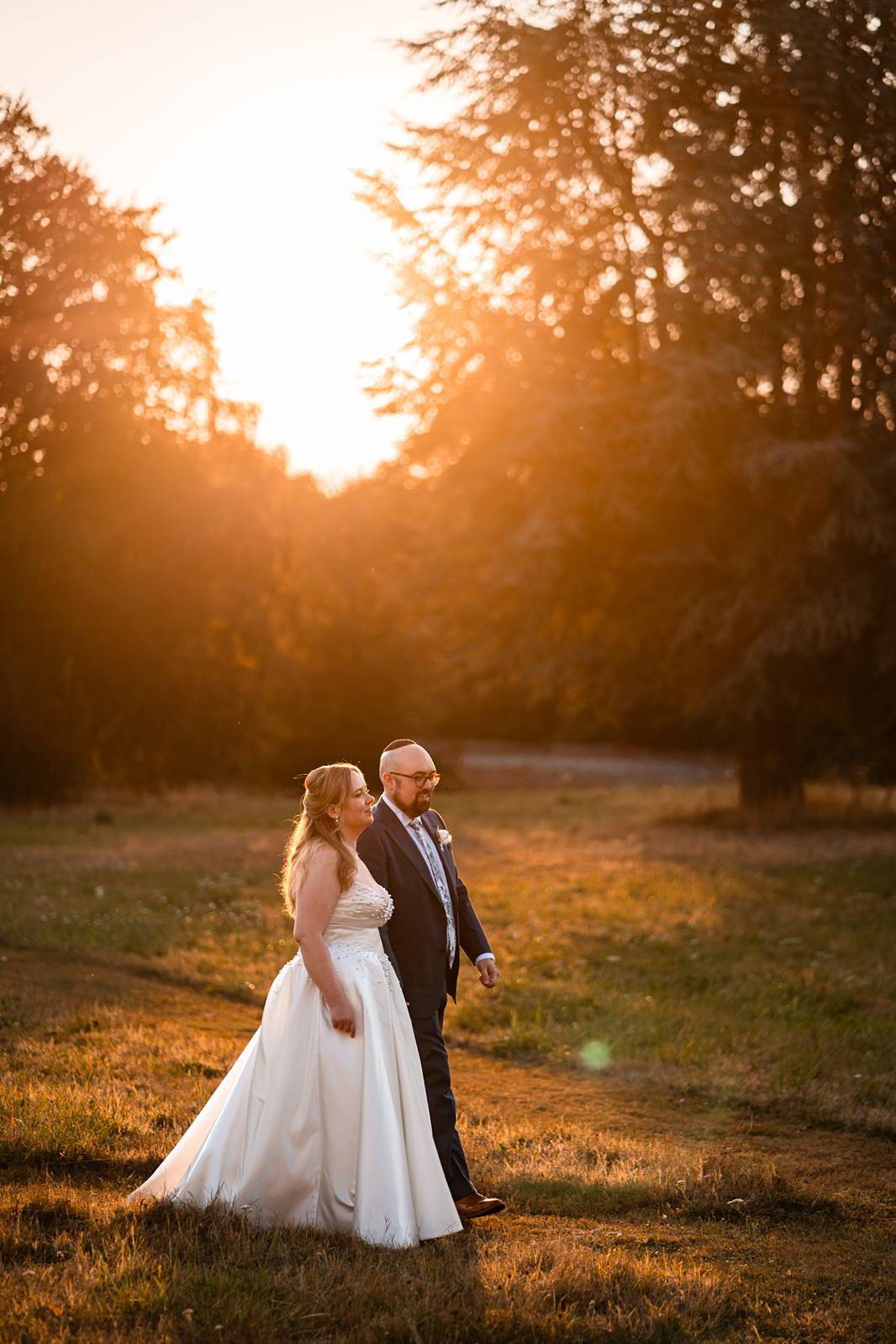 Jewish wedding couple pictures at sunset at Château de Bonnemare.