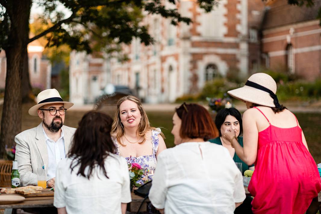 American bride and groom enjoying a laid-back pizza night with guests before their Jewish wedding at Château de Bonnemare.