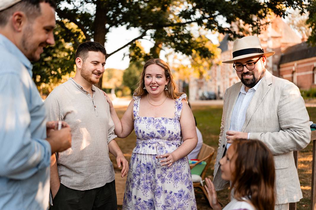 American bride and groom enjoying a laid-back pizza night with guests before their Jewish wedding at Château de Bonnemare.