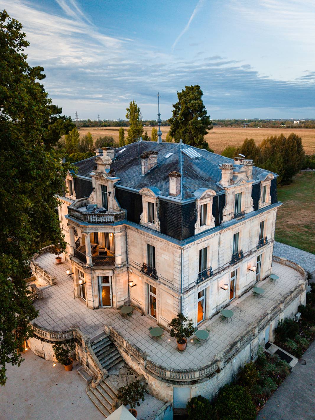mariage au Château Grattequina en Gironde de Juliette et Vincent : préparatifs au lever du soleil, balade en bateau sur la Garonne et fête en journée