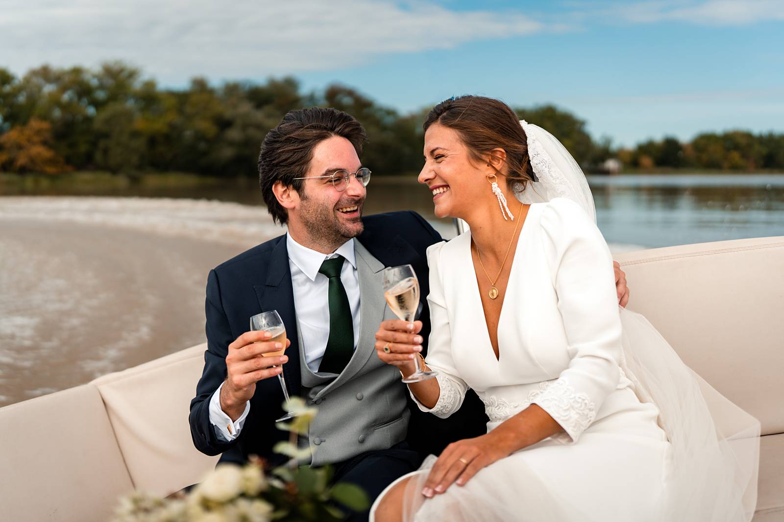 Croisière en bateau lors du mariage au Château Grattequina en Gironde de Juliette et Vincent.