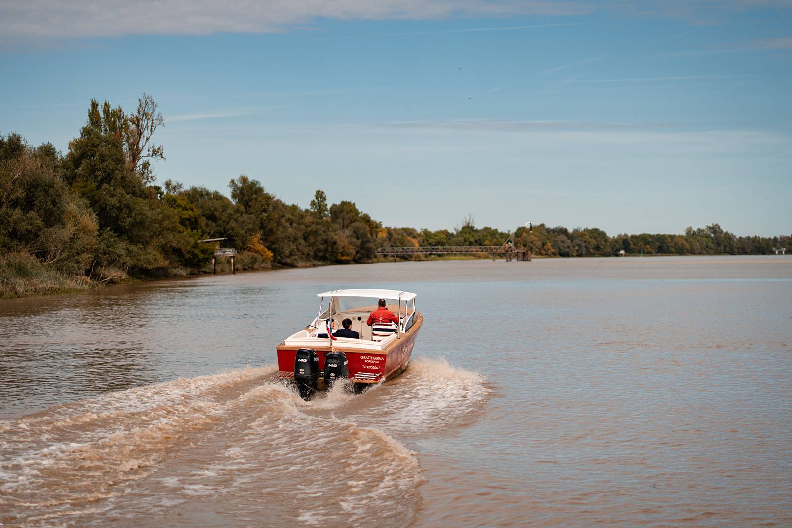 Croisière en bateau lors du mariage au Château Grattequina en Gironde de Juliette et Vincent.