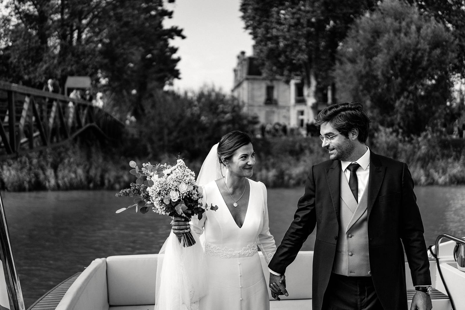 Croisière en bateau lors du mariage au Château Grattequina en Gironde de Juliette et Vincent.