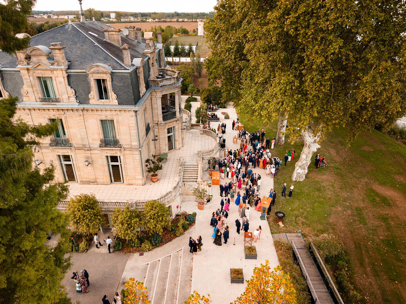Vue au drone du repas extérieur de mariage au Château Grattequina en Gironde de Juliette et Vincent.