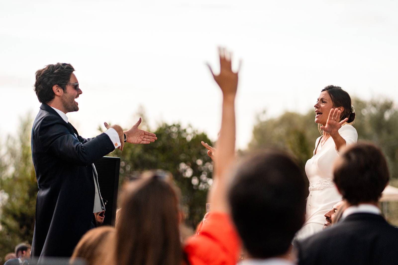 Danse à l'extérieur au mariage au Château Grattequina en Gironde de Juliette et Vincent.